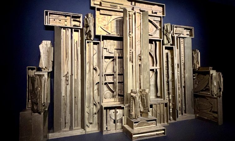 Exposition « Louise Nevelson Mrs. N&rsquo;s Palace » : Sculpter l’ombre et le corps dans l’espace