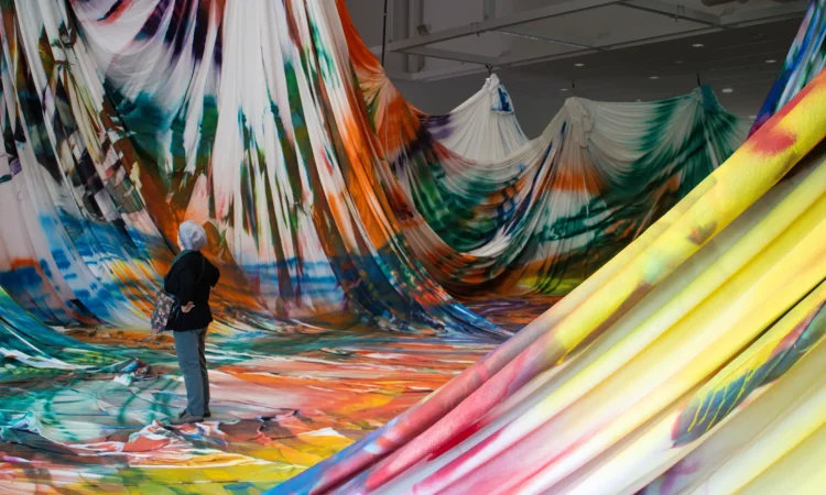 Déplacer les étoiles au Centre Pompidou-Metz : une immersion poétique dans le monde onirique de Katharina Grosse