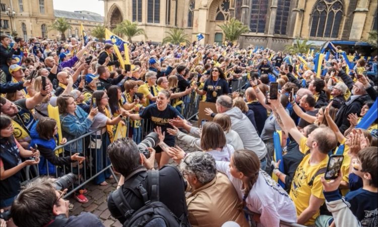 Retour en images : les Dragonnes célébrées à l’Hôtel de Ville après leur sacre européen